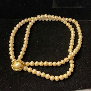 Avon -1987- Capital Style Necklace Pearl and Gold Latch